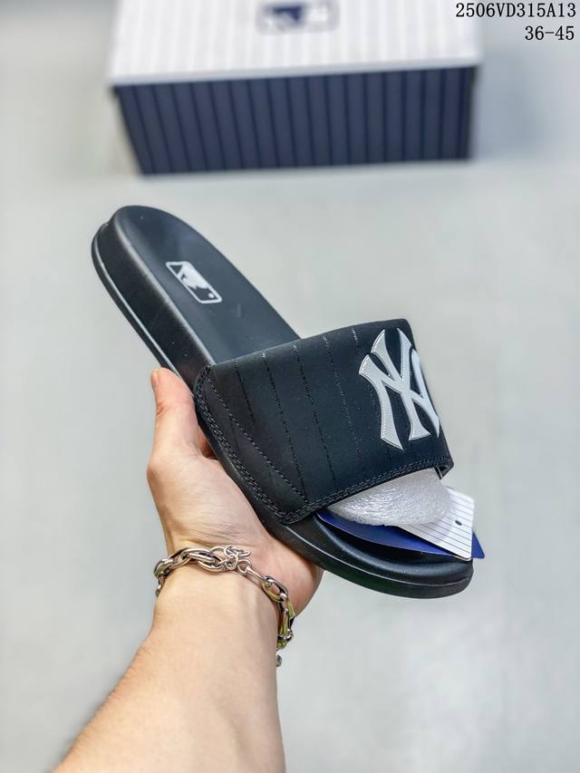 Mlb New York Yankees 拖鞋 字母印花 韩国限定Mlb 字母百搭潮流款情侣拖鞋 代购专属 原厂代工轻量发泡鞋底 环保复合去臭材质 鞋面采用合成