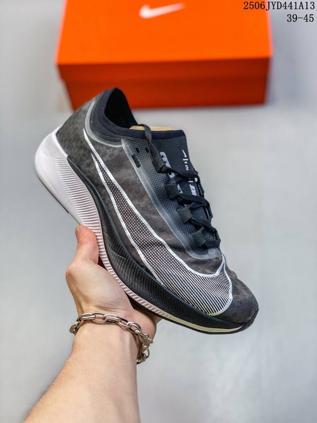 耐克Nike Zoom Fly3 新款马拉松透气登月飞马跑 更为醒目的 Swoosh 设计..尺码：39 40 40.5 41 42 42.5 43 44 44