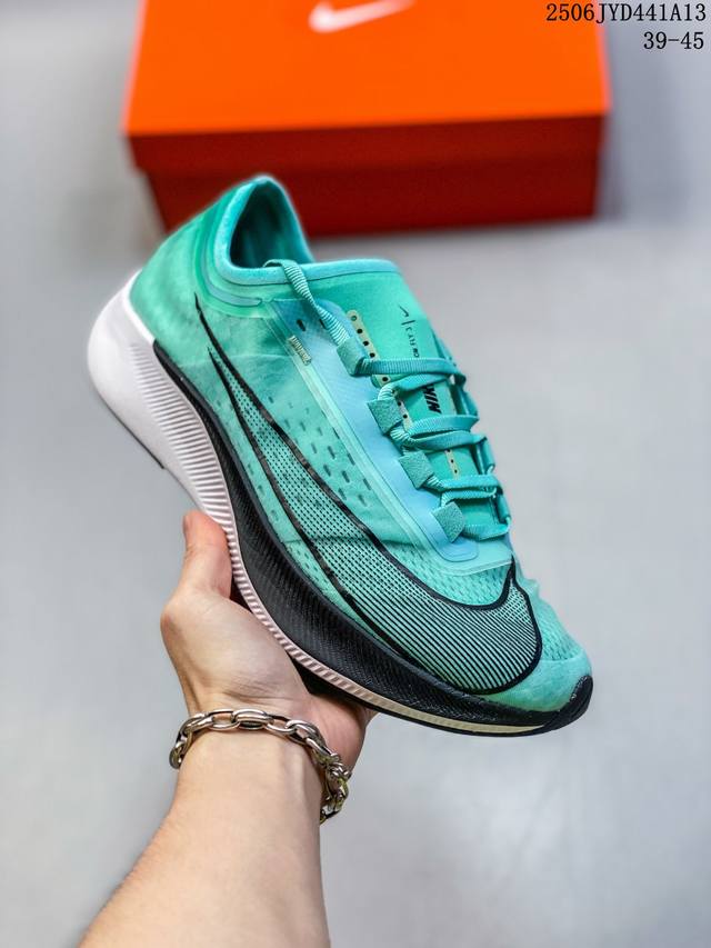 耐克Nike Zoom Fly3 新款马拉松透气登月飞马跑 更为醒目的 Swoosh 设计..尺码：39 40 40.5 41 42 42.5 43 44 44