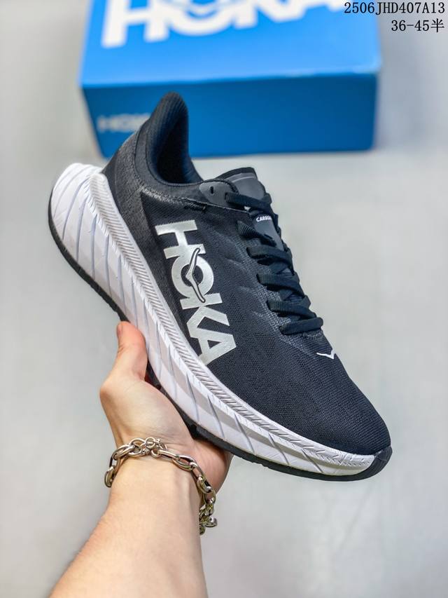 Hoka One One W Carbon X 2 飞跃地平线 轻量缓震跑鞋 公司级性价比版 这个品牌来自于新西兰的毛利语，Hoka表示大地，One One表示