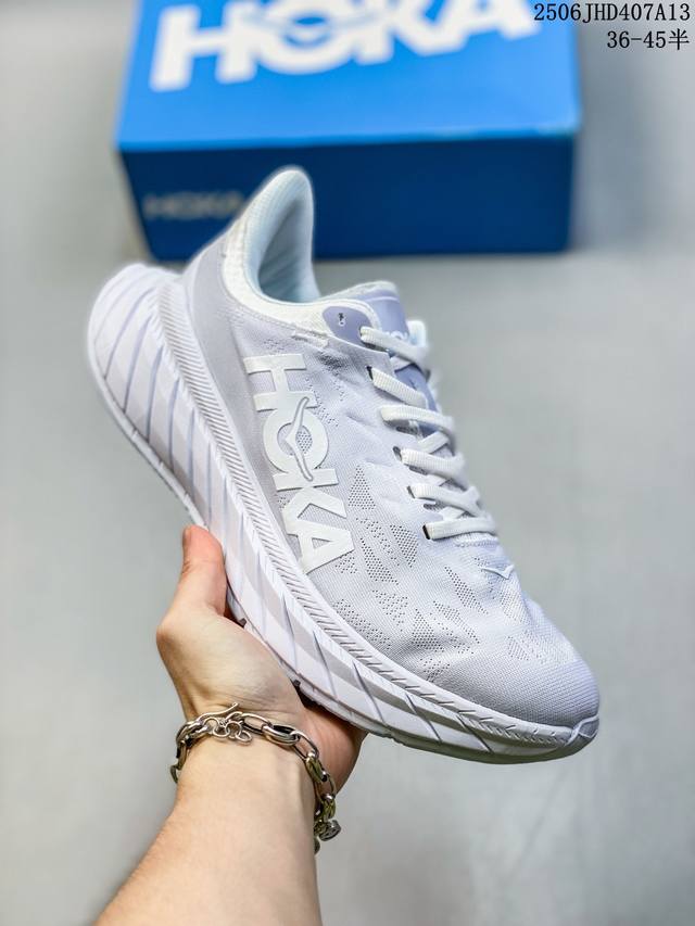 Hoka One One W Carbon X 2 飞跃地平线 轻量缓震跑鞋 公司级性价比版 这个品牌来自于新西兰的毛利语，Hoka表示大地，One One表示