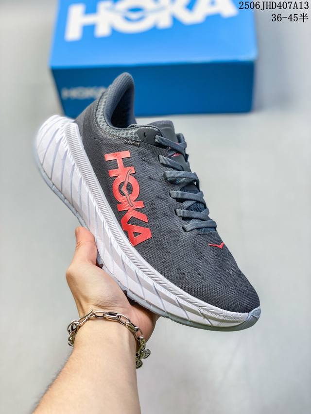 Hoka One One W Carbon X 2 飞跃地平线 轻量缓震跑鞋 公司级性价比版 这个品牌来自于新西兰的毛利语，Hoka表示大地，One One表示