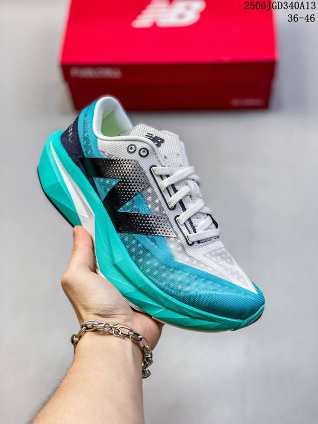 公司级 新百伦 New Balance Nb 女鞋Rc Elite系列Mfcxlk4马拉松专业竞速碳板跑步鞋。搭载全新升级的全脚掌，Fuelcell科技中底，其