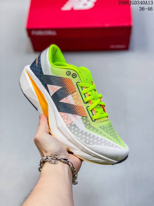 公司级 新百伦 New Balance Nb 女鞋Rc Elite系列Mfcxlk4马拉松专业竞速碳板跑步鞋。搭载全新升级的全脚掌，Fuelcell科技中底，其