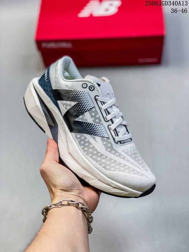 公司级 新百伦 New Balance Nb 女鞋Rc Elite系列Mfcxlk4马拉松专业竞速碳板跑步鞋。搭载全新升级的全脚掌，Fuelcell科技中底，其