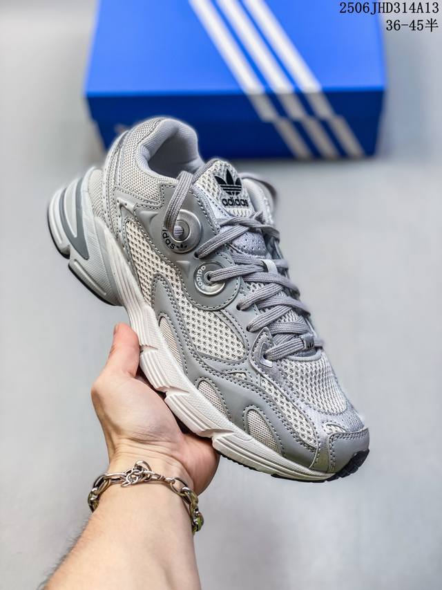 公司级Adidas Original Astir 耐磨复古运动休闲鞋 鞋款灵感来自2000年代的跑步款式 鞋面和超大号孔眼进行更新复古色系搭配经典配色 线条贯穿