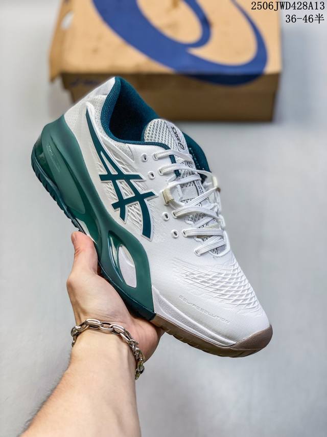 Asics Gel-Resolution X 面部采用透气性网布衔接柔软的Pu点缀着网格分区透气孔，无缝工艺，减少摩擦，动态贴合足型，提升舒适度，支撑性：内侧脚