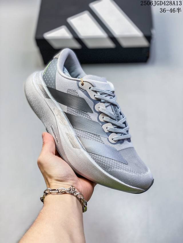 Adidas Adizero Evo Sl 阿迪超轻透气缓震跑鞋 整体外观造型与Adizero Adios Pro Evo 1非常相似 中底配置方面搭载全掌Li
