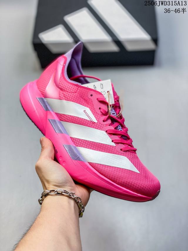 Adidas Adizero Evo Pro4M舒适运动防滑耐磨低帮跑步鞋，轻质网眼合成鞋面搭配织物内里坚韧透气包裹舒适，中底搭载全掌双层 Lightstrik