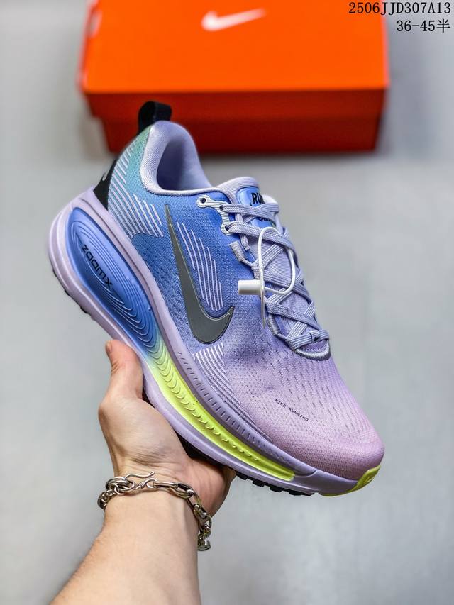 耐克 Nike Vomero 18 厚底增高老爹运动跑步鞋。全新 Vomero 提供比以往更多的緩衝效能以及該系列有史以來最高的鞋底高度，結合 Nike 的 Z