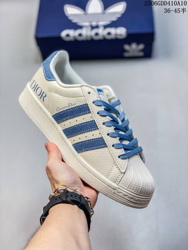 纯原 Clot X Ad Originals #贝壳头Lv联名限定 贴合柔软皮料白蓝配色 ，这双鞋的整体设计思路和风格可以说很Clot。鞋款整体选用了易穿搭的白