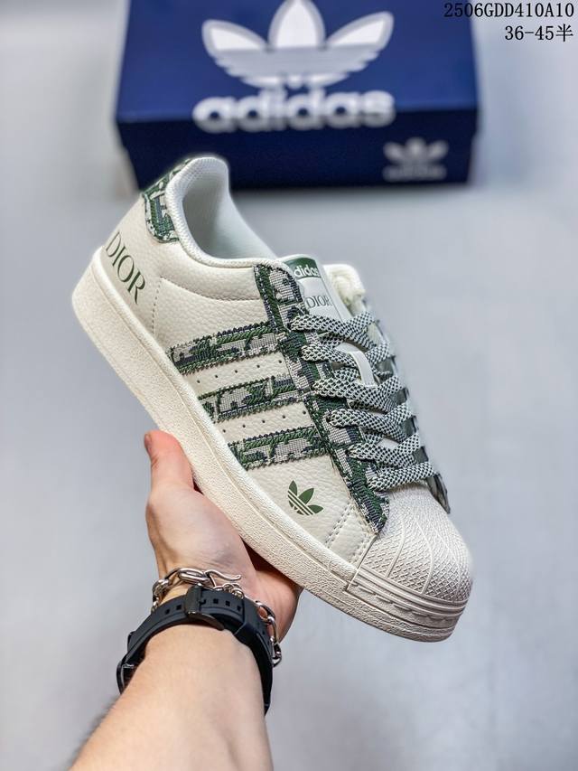 纯原 Clot X Ad Originals #贝壳头Lv联名限定 贴合柔软皮料白蓝配色 ，这双鞋的整体设计思路和风格可以说很Clot。鞋款整体选用了易穿搭的白