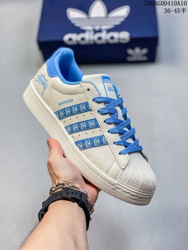 纯原 Clot X Ad Originals #贝壳头Lv联名限定 贴合柔软皮料白蓝配色 ，这双鞋的整体设计思路和风格可以说很Clot。鞋款整体选用了易穿搭的白