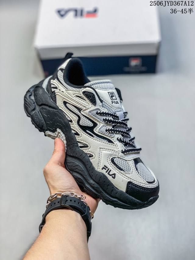 Fila Fusion斐乐潮牌防滑耐磨休闲百搭 低帮老爹鞋，大底采用山峦起伏的设计概念，鞋底上棱形的结构意为雪山上晶莹剔透的水晶。外观设计本季迭代主要在帮面用不