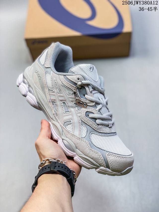 公司级Asics Gel-Nyc 复古单品 Asics亚瑟士宣布推出全新鞋款Gel-Nyc,其设计灵感来源于Gel-Nimbus 3,Gel-Mc Plus V