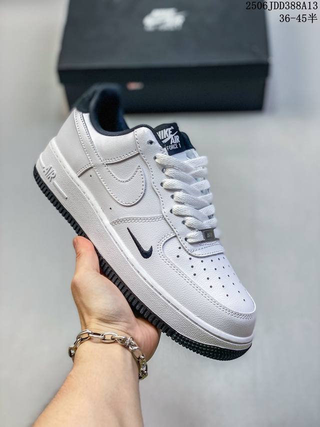 公司级耐克Nike Air Force 7 Lv8空军一号低帮百搭休闲运动板鞋。柔软、弹性十足的缓震性能和出色的中底设计，横跨复古与现代的外型结合，造就出风靡全