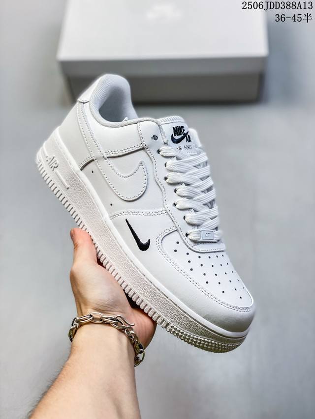 公司级耐克Nike Air Force 7 Lv8空军一号低帮百搭休闲运动板鞋。柔软、弹性十足的缓震性能和出色的中底设计，横跨复古与现代的外型结合，造就出风靡全