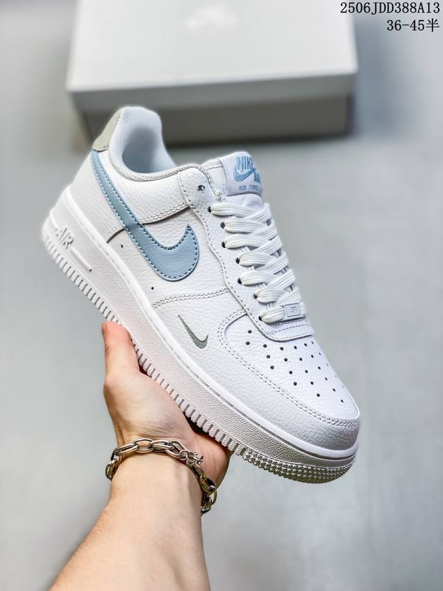 公司级耐克Nike Air Force 7 Lv8空军一号低帮百搭休闲运动板鞋。柔软、弹性十足的缓震性能和出色的中底设计，横跨复古与现代的外型结合，造就出风靡全