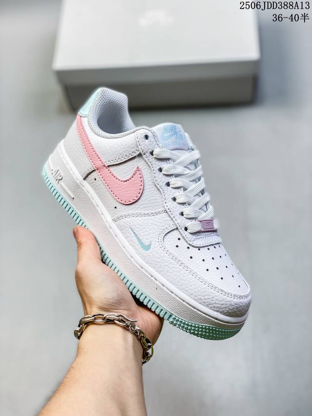 公司级耐克Nike Air Force 7 Lv8空军一号低帮百搭休闲运动板鞋。柔软、弹性十足的缓震性能和出色的中底设计，横跨复古与现代的外型结合，造就出风靡全