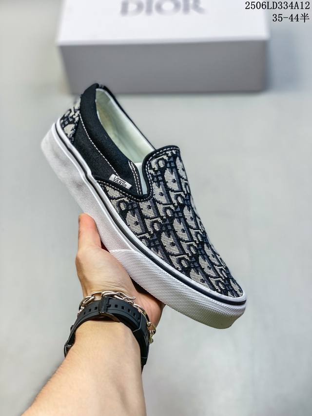 Vans X Dior 联名一脚蹬 高级灰来报道 Vans Aut 迪奥独家重磅释出，这个岩石灰太绝了，非常非常高级！Dior标志性的老花刺绣立体感很强，普通中