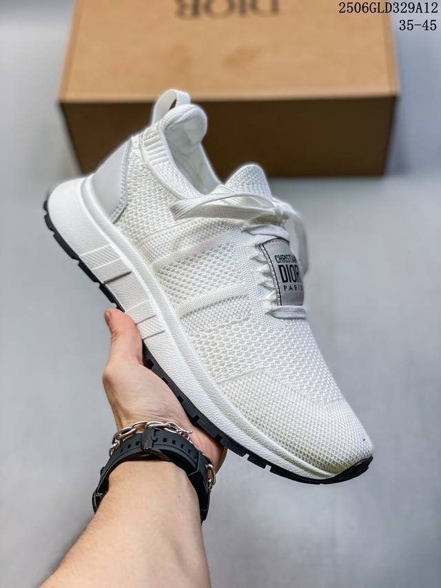 2025新款Run'n网眼飞织运动鞋 以优雅时尚的造型重新演绎运动风格。鞋面采用纯黑网眼织物精心制作，鞋带和鞋跟饰以Christian Dior Paris标志
