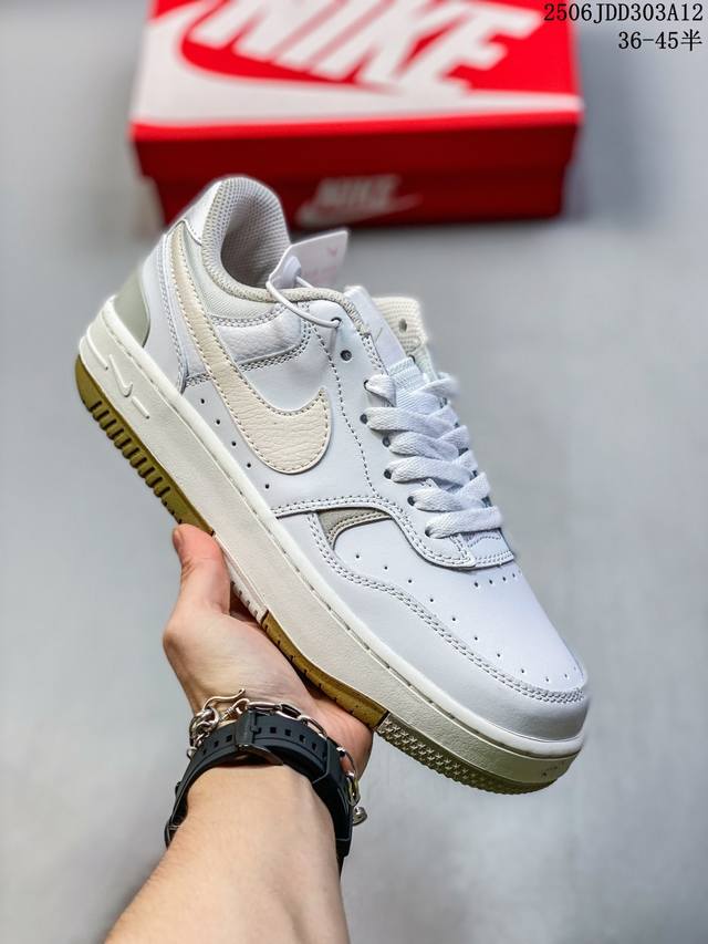 Nike Gamma Force兼顾舒适脚感和出众风范，演绎匠心之作。结构性的支撑贴合感结合复古篮球设计，塑就场外全明星风范。 尺码：36-45半 编码：06J