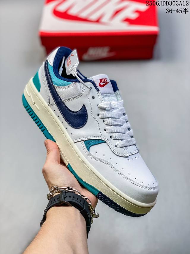 Nike Gamma Force兼顾舒适脚感和出众风范，演绎匠心之作。结构性的支撑贴合感结合复古篮球设计，塑就场外全明星风范。 尺码：36-45半 编码：06J