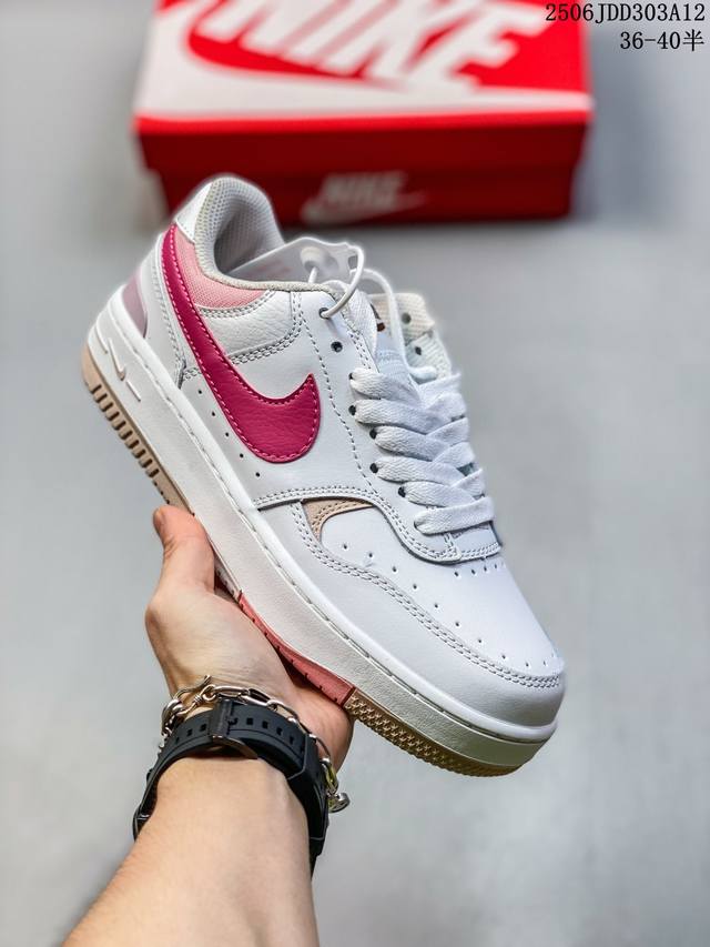 Nike Gamma Force兼顾舒适脚感和出众风范，演绎匠心之作。结构性的支撑贴合感结合复古篮球设计，塑就场外全明星风范。 尺码：36-45半 编码：06J
