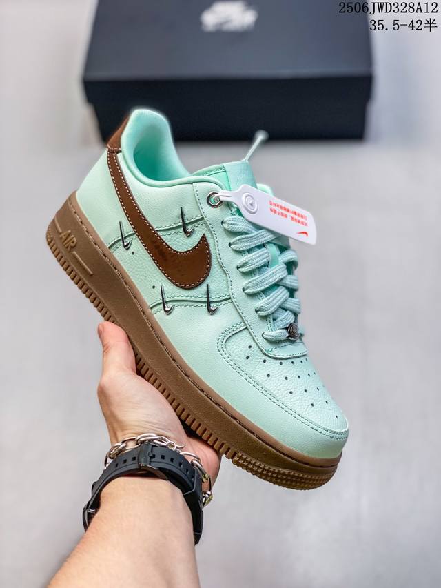 特价真标耐克Nike Air Force 1’07空军一号低帮百搭休闲运动板鞋。柔软、弹性十足的缓震性能和出色的中底设计，横跨复古与现代的外型结合，造就出风靡全