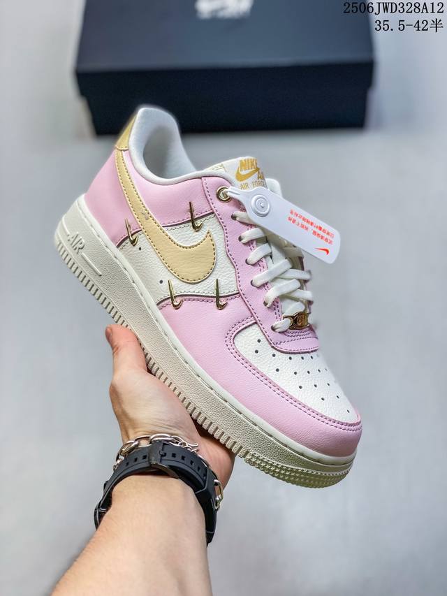 特价真标耐克Nike Air Force 1’07空军一号低帮百搭休闲运动板鞋。柔软、弹性十足的缓震性能和出色的中底设计，横跨复古与现代的外型结合，造就出风靡全