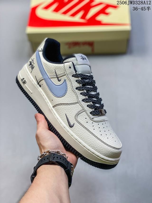 特价真标耐克Nike Air Force 1’07空军一号低帮百搭休闲运动板鞋。柔软、弹性十足的缓震性能和出色的中底设计，横跨复古与现代的外型结合，造就出风靡全