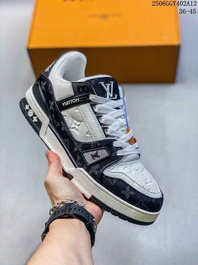 Lv Louis Vuitton Trainer Maxi 牛仔布 圆头系带低帮 板鞋 选用优质材料，精细制作。经典设计，展现优雅气质。舒适脚感，轻松穿梭。适合