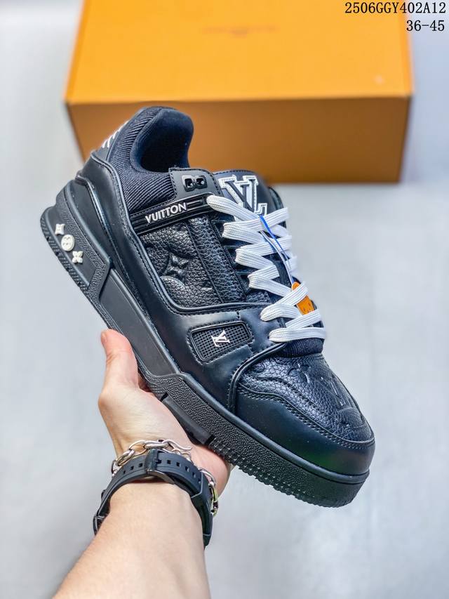 Lv Louis Vuitton Trainer Maxi 牛仔布 圆头系带低帮 板鞋 选用优质材料，精细制作。经典设计，展现优雅气质。舒适脚感，轻松穿梭。适合