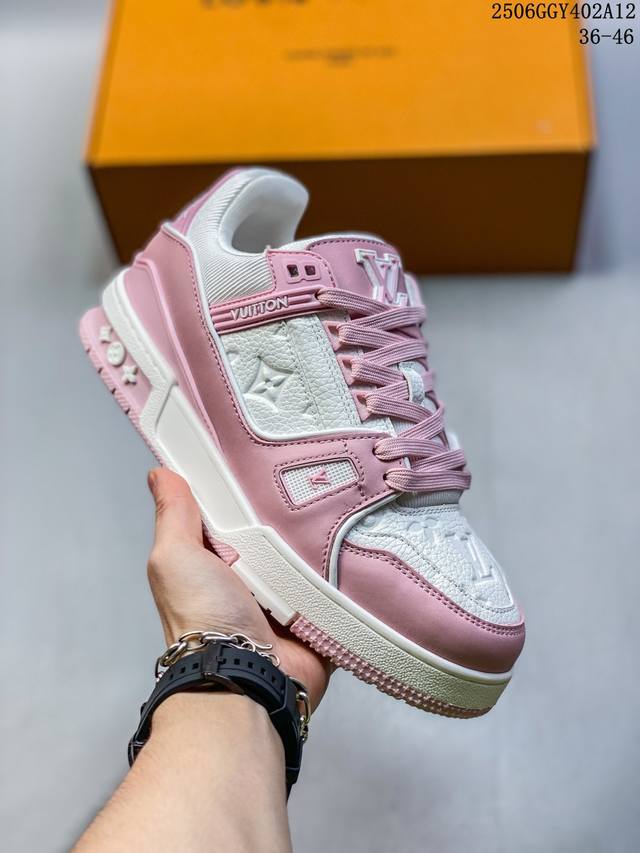 Lv Louis Vuitton Trainer Maxi 牛仔布 圆头系带低帮 板鞋 选用优质材料，精细制作。经典设计，展现优雅气质。舒适脚感，轻松穿梭。适合