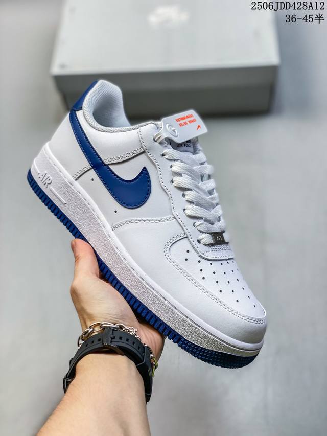 特价真标耐克Nike Air Force 7空军一号低帮百搭休闲运动板鞋。柔软、弹性十足的缓震性能和出色的中底设计，横跨复古与现代的外型结合，造就出风靡全球三十