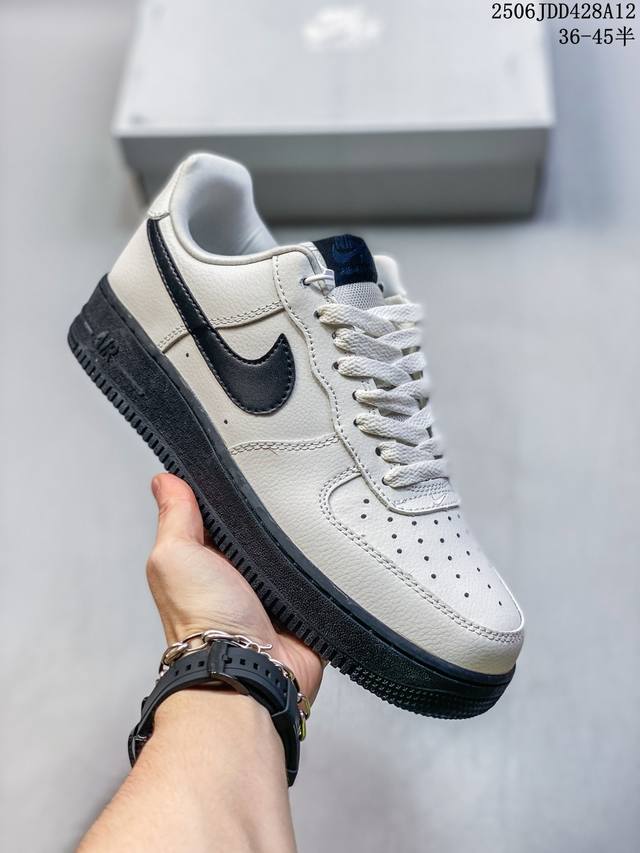 特价真标耐克Nike Air Force 7空军一号低帮百搭休闲运动板鞋。柔软、弹性十足的缓震性能和出色的中底设计，横跨复古与现代的外型结合，造就出风靡全球三十