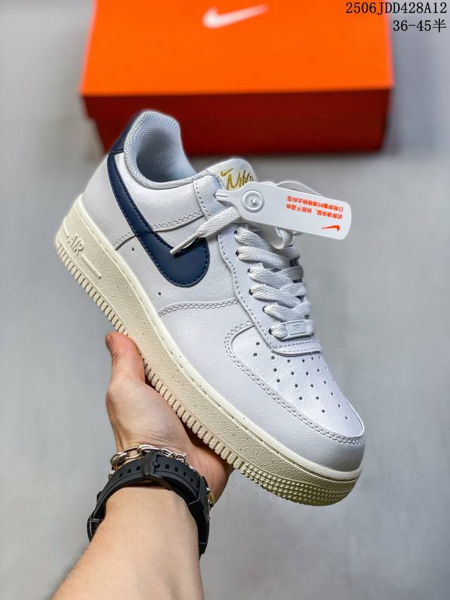 特价真标耐克Nike Air Force 7空军一号低帮百搭休闲运动板鞋。柔软、弹性十足的缓震性能和出色的中底设计，横跨复古与现代的外型结合，造就出风靡全球三十