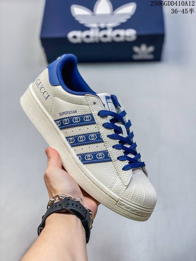 纯原 Clot X Ad Originals #贝壳头迪奥联名限定 贴合柔软皮料墨绿白配色 ，这双鞋的整体设计思路和风格可以说很Clot。鞋款整体选用了易穿搭的
