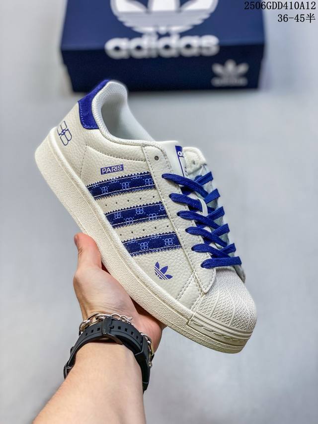 纯原 Clot X Ad Originals #贝壳头迪奥联名限定 贴合柔软皮料墨绿白配色 ，这双鞋的整体设计思路和风格可以说很Clot。鞋款整体选用了易穿搭的