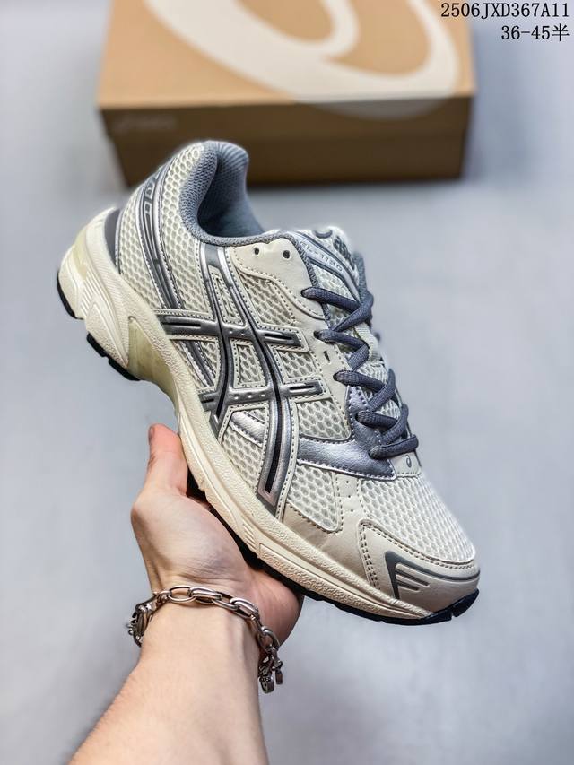 Asics Gel-1 舒适运动防滑耐磨低帮休闲跑步鞋 在透气和防滑方面也是很出色 有前掌透气网布加上鞋底X型纹路增强了透气性和地面抓地力 跑起来也能感受到减震