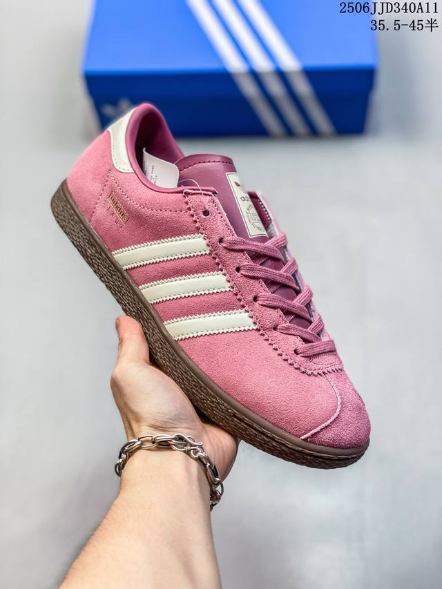 阿迪达斯 Adidas Handball Spezial 低帮三叶草学院风复古休闲板鞋 德训鞋 橡胶底柔软皮革经典运动鞋板鞋。圆头、缝合拼接设计、正面绑带、鞋舌