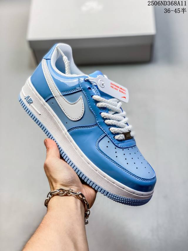 公司级耐克Nike Air Force 7空军一号低帮百搭休闲运动板鞋。柔软、弹性十足的缓震性能和出色的中底设计，横跨复古与现代的外型结合，造就出风靡全球三十多