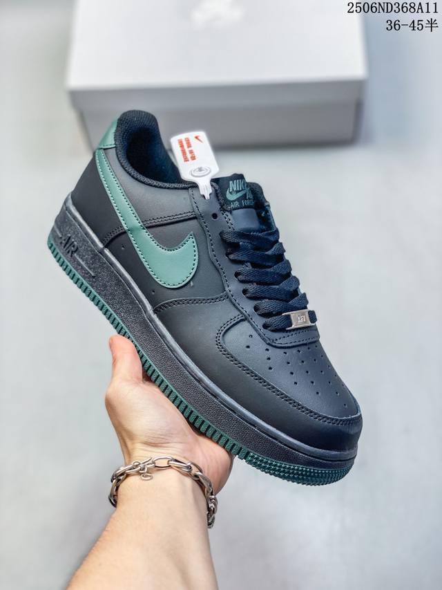 公司级耐克Nike Air Force 7空军一号低帮百搭休闲运动板鞋。柔软、弹性十足的缓震性能和出色的中底设计，横跨复古与现代的外型结合，造就出风靡全球三十多