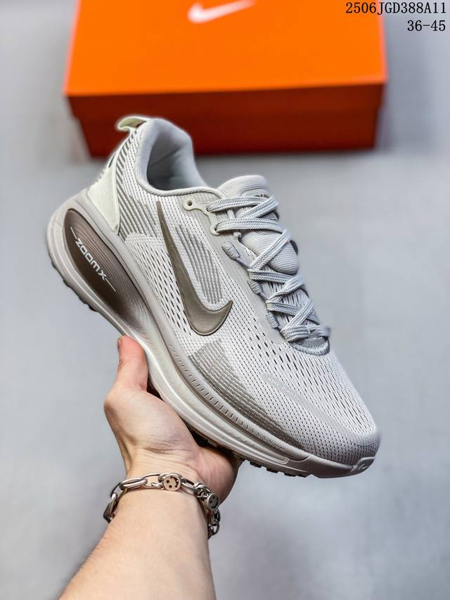 Nike 耐克 佛莫罗18代系列 升级原楦原数据开发纸版，采用科技织法轻盈织物合成鞋面材质，足底搭载 Zoomx 缓震配置，Cushlon 3.0混合泡棉中底缓