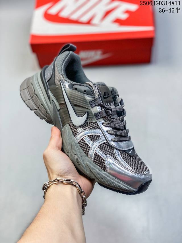 真标耐克Nike V2K Run跑步鞋复古风潮 网面透气运动鞋 灰银紧致的鞋面材质提供良好的包裹性鞋侧 Swoosh以及鞋头部分搭配增添不少亮点的镀铬细节鞋垫上