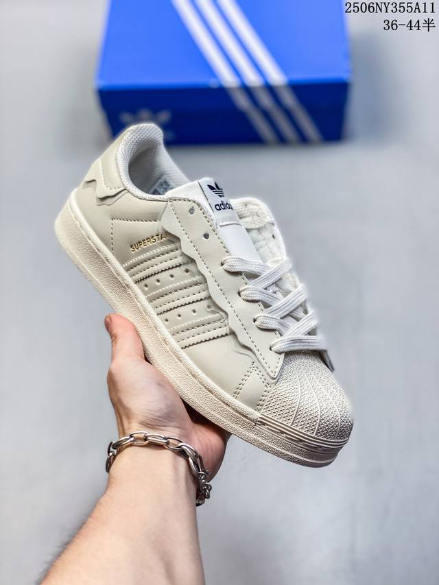 Ad Originals Superstar 经典复古贝壳头板鞋 Eg4959 诞生于1969年 是第一双将全皮面鞋 身与橡胶鞋头结合在一起的低帮篮球鞋 Sup