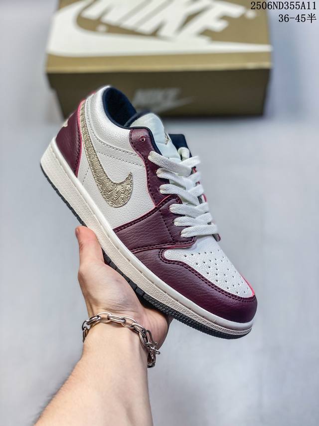 真标带半码 Air Jordan1 Low Aj1乔1低帮休闲板鞋 同步官方配色 原档冲孔鞋头 正确满胶鞋垫 四线拉帮 原厂织唛标 鞋舌高弹海绵填充。 Size