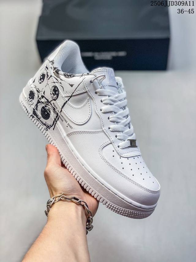 公司级耐克Nike Air Force 7 Lv8空军一号低帮百搭休闲运动板鞋。柔软、弹性十足的缓震性能和出色的中底设计，横跨复古与现代的外型结合，造就出风靡全