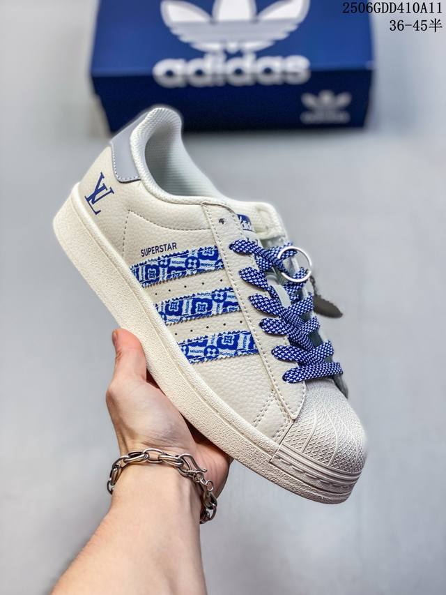 纯原 Clot X Ad Originals #贝壳头迪奥联名限定 贴合柔软皮料白绿三叶草配色 ，这双鞋的整体设计思路和风格可以说很Clot。鞋款整体选用了易穿