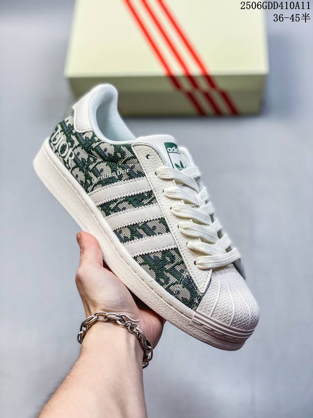 纯原 Clot X Ad Originals #贝壳头迪奥联名限定 贴合柔软皮料白绿三叶草配色 ，这双鞋的整体设计思路和风格可以说很Clot。鞋款整体选用了易穿